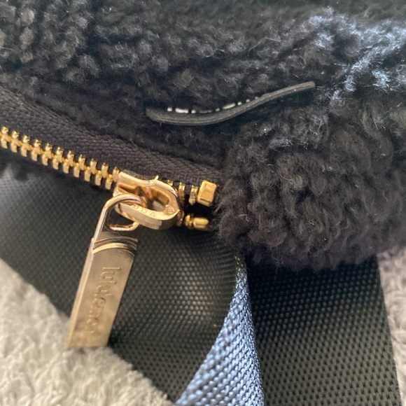 NWT Lululemon Everywhere Belt Bag Crossbody 1L Black Sherpa Fleece - Picture 4 of 6